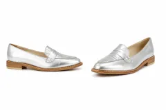 Mocasines de cuero plateado con acabado texturado, diseño clásico con costuras visibles y vira de suela natural cosida. Cuenta con taco plano de 2 cm y plantilla anatómica.