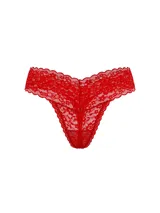 Tanga de encaje rojo con diseño de tiro bajo y ribetes festoneados.