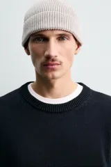 Jersey de punto con cuello redondo y manga larga, de corte regular fit con terminaciones en rib.