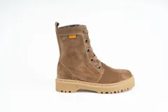 Bota de caña media confeccionada en cuero gamuza, con sistema de acordonado frontal y suela de goma con plataforma dentada.
