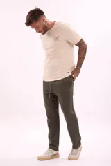 Pantalón de vestir color verde militar, de corte recto y tiro medio, con bolsillos laterales y cordón ajustable en la cintura.