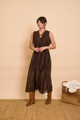 Vestido midi marrón oscuro sin mangas, con escote en V y cinto ajustable en la cintura.