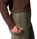 Pantalón Columbia modelo Roc Straight Leg de corte recto, color verde militar, con bolsillos laterales y trabillas para cinturón.