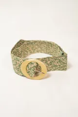 Cinturón tejido de yute color beige y verde con hebilla circular de resina color crema.