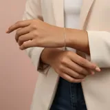 Pulsera de cadena tipo force fabricada en plata 925, con eslabones finos y delicados.