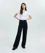Blusa de algodón con escote en V y mangas cortas, de corte regular y superficie lisa.