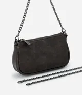 Cartera bandolera compacta de cuero sintético color negro, con cierre superior y doble correa de cadena metálica, una corta para el hombro y una larga ajustable.