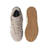 Championes adidas Grand Court Alpha de color rosa suave, confeccionados en gamuza con las icónicas tres tiras laterales en blanco. Presentan una suela de plataforma en tono crema con base de goma y cierre de cordones al tono.