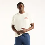 Remera New Balance de hombre en color blanco, con cuello redondo y el logo de la marca estampado en tono rojizo en el pecho.
