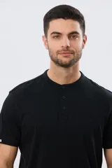 Remera estilo polo con cuello mao y manga corta, de color bordó con detalles en azul en los bordes de las mangas y cuello. Cuenta con cierre frontal parcial de tres botones y pequeño logo bordado en el pecho.
