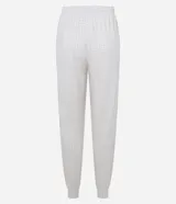Pantalón de pijama tipo jogger, color blanco con estampado de cuadros sutiles. Presenta cintura elástica con lazo de ajuste y puños elásticos en los tobillos, confeccionado en tejido suave con tacto aterciopelado.