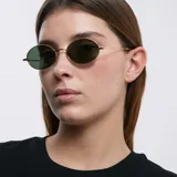 Gafas de sol ovaladas con montura dorada y lentes verdes.