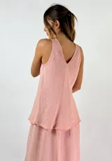 Musculosa lila de lino con escote en V y sisas amplias.