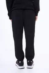 Championes urbanos de diseño deportivo, combinando paneles en color blanco, negro y beige. Presentan cordones blancos, suela con relieve y estructura reforzada en material sintético.