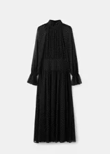 Vestido midi de gasa negro con estampado de lunares blancos, cuello alto, manga larga con volados en los puños y falda con vuelo.