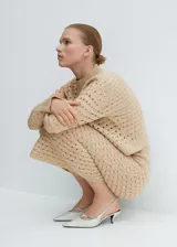 Falda midi de punto con diseño calado, corte recto y cintura elástica.