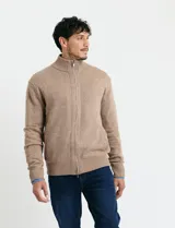 Cardigan de punto gris con cuello alto, cierre frontal de metal con doble cursor y bolsillos laterales. Presenta puños y cuello en tejido canalé.