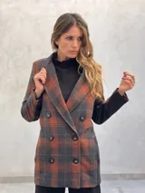 Tapado largo con diseño de cuadros en tonos verde y naranja, de textura suave y abrigada.