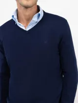 Jersey de cuello en pico para hombre, confeccionado en mezcla de algodón y cashmere. Presenta un diseño liso con logo bordado en el pecho y coderas de antelina a tono.
