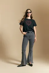 Remera negra de manga corta con estampado central de un corazón con detalles orgánicos en color rojo.