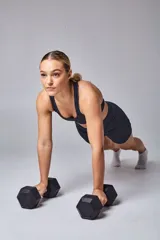 Top deportivo negro con espalda tipo nadadora y breteles anchos.