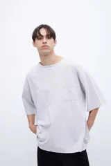 Remera verde oliva teñida en prenda con bolsillo en el pecho, de algodón lavado con textura extra suave y calce boxy.