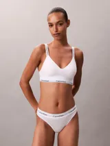 Corpiño Calvin Klein de color blanco, confeccionado en mezcla de algodón y modal. Presenta escote en V, tirantes ajustables y banda elástica inferior con el logo de la marca en contraste.
