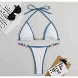 Bikini de dos piezas con corpiño triangular y bombacha colaless. El diseño destaca por sus detalles de cadenas doradas con perlas incrustadas en los breteles del corpiño y en los laterales de la bombacha. Presenta una combinación de colores vibrantes en amarillo y naranja.