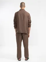 Pantalón de lino premium con corte recto y fit relajado. Presenta cintura elástica con cordón de ajuste, bolsillos laterales y bolsillo trasero.