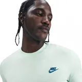 Remera Nike de manga corta, color negro, con cuello redondo y el logo bordado en blanco en el lado izquierdo del pecho.