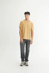 Remera básica color blanco de corte clásico y mangas cortas.