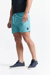 Short de baño celeste con estampado de motivos marinos en blanco. Tiene cintura elástica con cordón ajustable, dos bolsillos laterales y uno trasero.