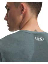 Remera deportiva Under Armour de la línea Vanish, diseñada con tecnología sin costuras para reducir la fricción. Presenta un tejido de punto suave con ventilación de malla estratégica en zonas de mayor sudoración, material elástico en cuatro direcciones, capacidad de absorción de sudor y secado rápido, además de tecnología de control de olores.