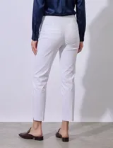 Pantalón de corte recto confeccionado en gabardina elastizada, con pretina ancha que incluye faja interna modeladora. Presenta bolsillos simulados en la parte delantera y bolsillos ojal en la parte trasera.
