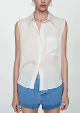 Camisa blanca sin mangas de lyocell con cuello camisero, bolsillo de parche en el pecho y cierre frontal con botones.