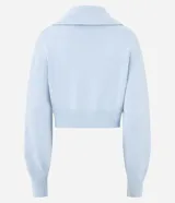 Campera cropped de tricot color blanco off-white, confeccionada en algodón con textura acanalada. Presenta cuello amplio con cierre metálico frontal, mangas largas con puños acanalados y cintura marcada con banda ancha.