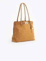 Bolso tipo tote color gris, confeccionado en cuero vacuno, con asas largas para hombro, detalles metálicos personalizados, cierre central y llavero con candado y llave colgante.