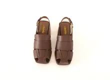 Sandalias de cuero marrón con diseño de tiras anchas entrecruzadas, punta cuadrada, talón abierto con pulsera ajustable y taco ancho medio.