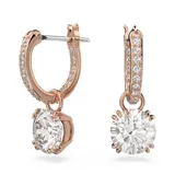 Aros colgantes con forma de gota, con engarce de cristales blancos y baño de oro rosa. Cierre a presión.