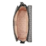 Cartera tipo bandolera Guess modelo Burnaby, con estampado de monograma de la marca en tonos gris y negro. Presenta una solapa frontal con cierre giratorio metálico, correa ajustable de cuero sintético negro y detalles de herrajes plateados.