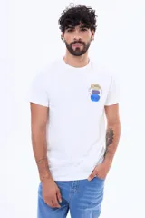 Remera de cuello redondo y manga corta, color blanco, con estampa circular pequeña en el pecho que incluye formas geométricas y texto.