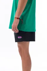 Short de baño negro con logo estilo vintage de la marca Vernal Club en colores neón.