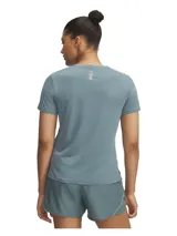 Remera deportiva Under Armour de manga corta, confeccionada en tejido técnico ligero y transpirable con textura acanalada sutil. Presenta cuello redondo y corte clásico, diseñada para optimizar la absorción del sudor y el secado rápido.