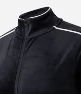 Campera deportiva de plush color negro con cuello alto, cierre frontal por cremallera, bolsillos laterales y detalle de piping blanco contrastante en mangas y bolsillos.