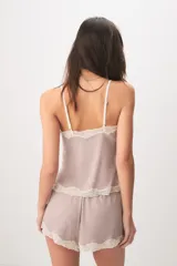 Musculosa solero de modal y algodón color gris melange, con breteles finos y detalle de encaje en el escote y el ruedo.