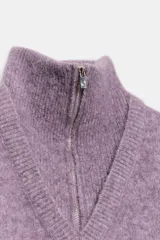 Jersey de punto con cuello alto y cierre frontal de cremallera metálica, de manga larga con puños ajustados y diseño holgado.