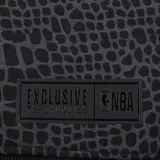 Canguro azul marino con textura de piel de serpiente y logo de los Golden State Warriors estampado en el pecho.