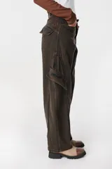 Jean de corte baggy con pierna recta y ancha, color verde oscuro con efecto lavado. Presenta bolsillos cargo laterales, costuras reforzadas y detalle de bordado del isologo en la parte trasera.