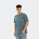 Remera verde oliva de corte oversize, con bolsillo en el pecho y logo de la marca.