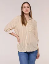 Camisa de corte clásico y silueta relajada con estampado de rayas verticales blancas y amarillas. Cuenta con cuello camisero, cierre frontal con botones, un bolsillo en el pecho y mangas largas con presillas para arremangar.
